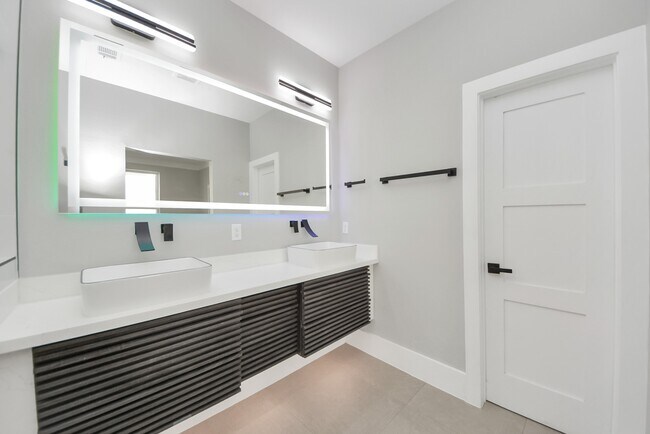 Building Photo - 602 W 28th St