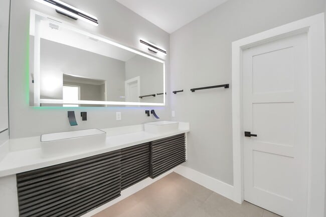 Building Photo - 604 W 28th St