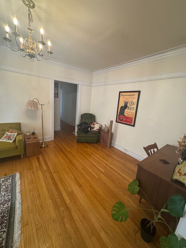 Building Photo - Lovely and Very Large Ravenswood Manor 1 BR