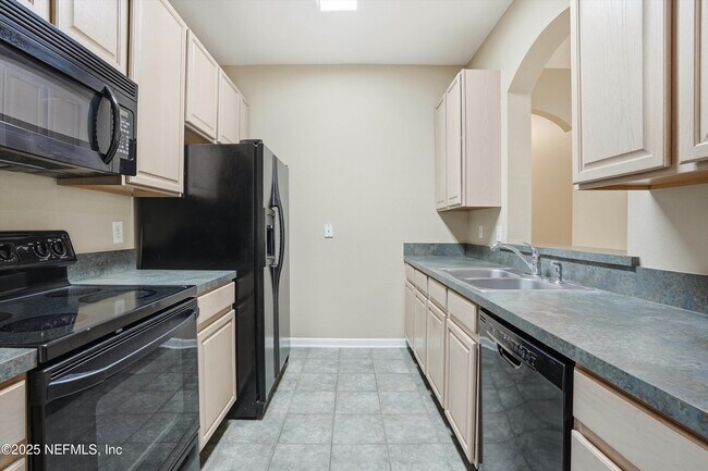 Building Photo - 10550 Baymeadows Rd