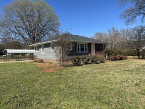 Building Photo - Newly Renovated 3/1 in Greenville!