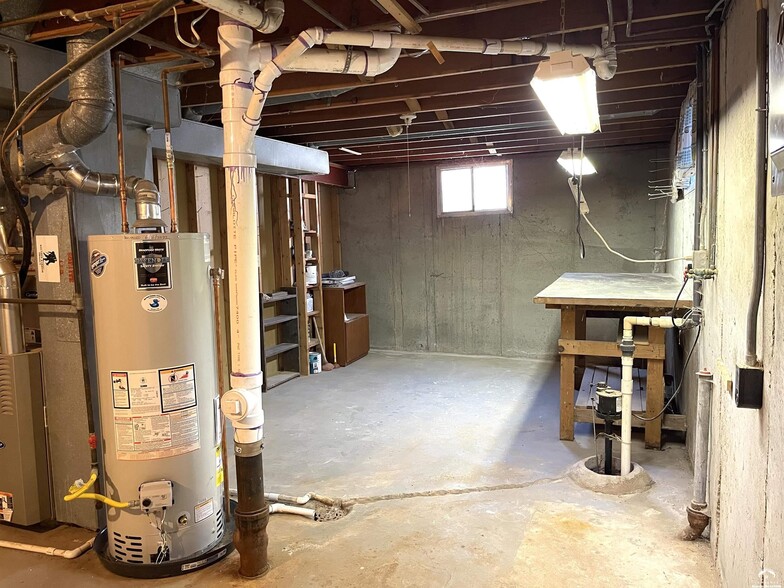 Full unfinished basement - 2731 Bonanza St