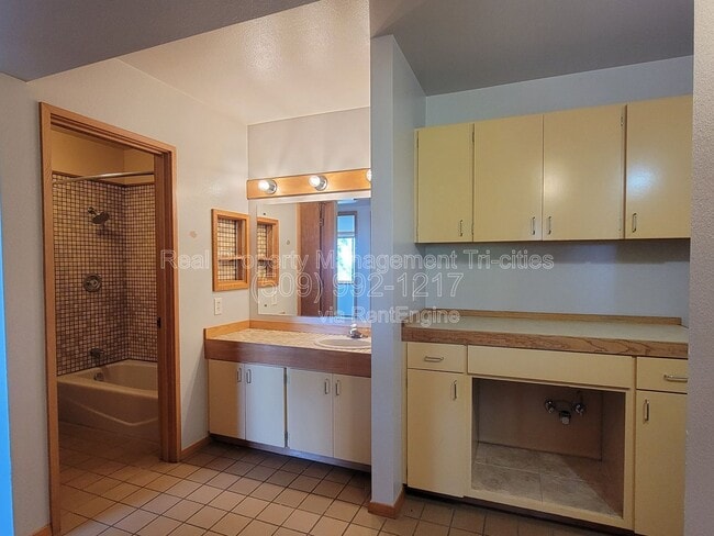 Building Photo - 600 W 26th Pl