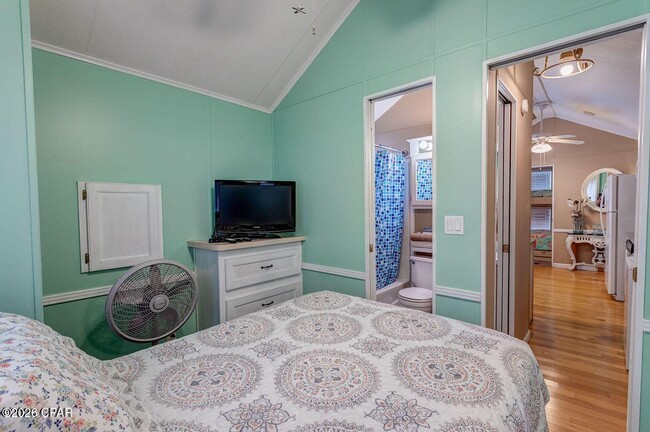 Building Photo - 1219 Thomas Dr