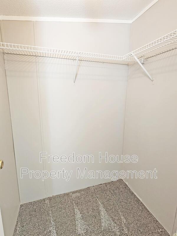 Building Photo - 320 W Comstock Cir S
