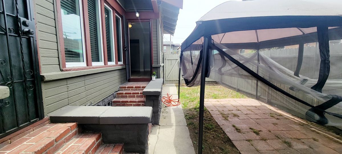 Building Photo - 1048 E 5th St