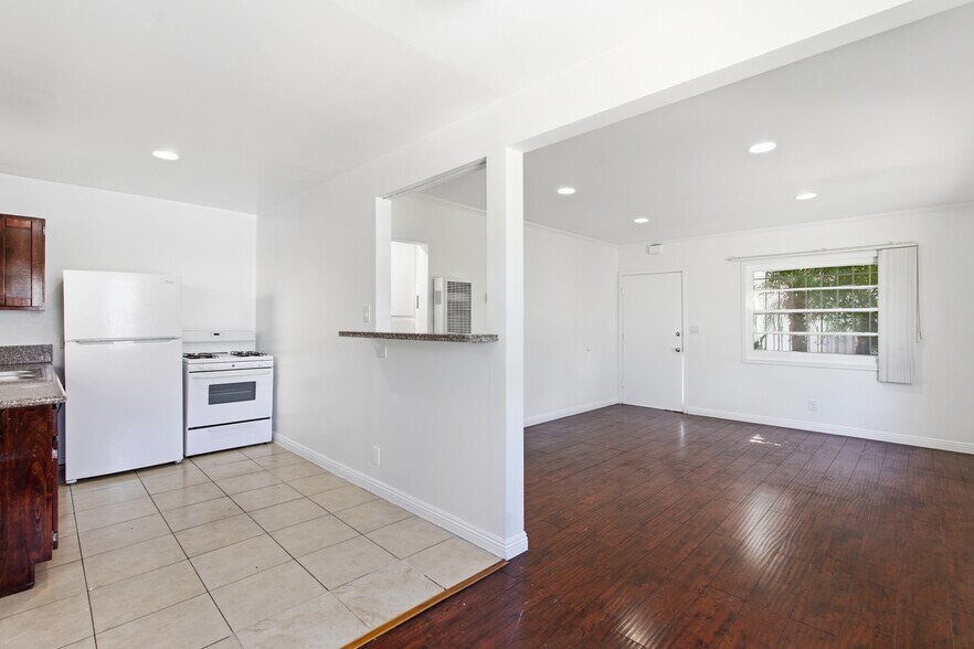 Building Photo - 534 Hyde Park Pl