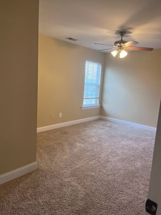 Building Photo - 415 Fernhurst Ln
