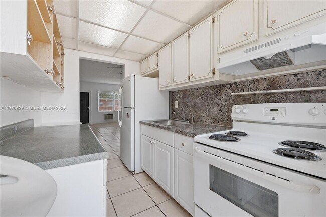 Building Photo - 3571 SW 10th St