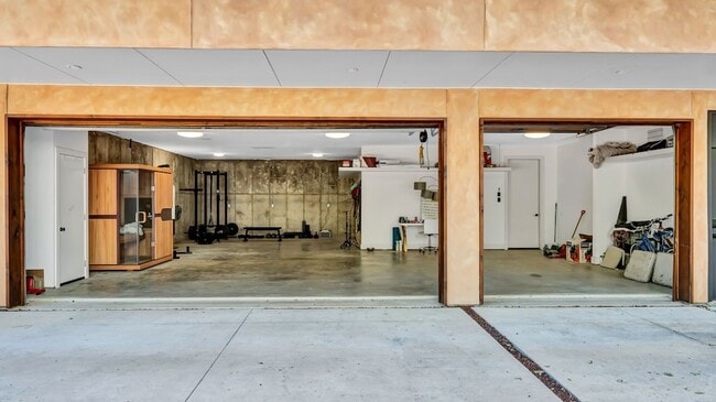 Building Photo - 8635 San Leandro Dr