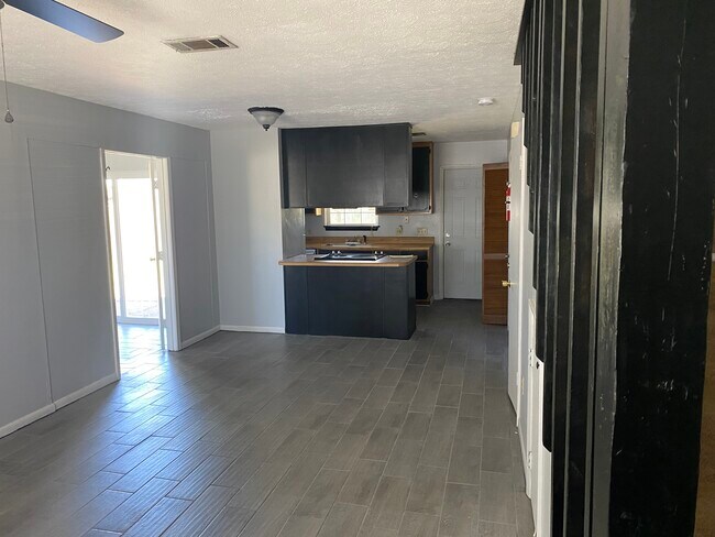 Building Photo - 256 N Berthe Ave