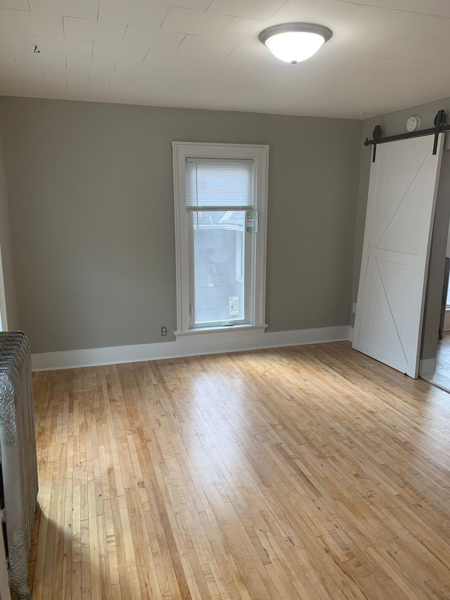 Unit 2-Gorgeous bedroom with sliding barn door - 516 N Broad St