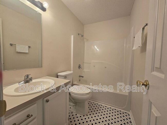 Building Photo - 110 Westbrook Ct