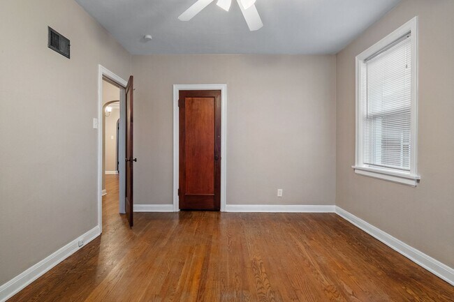 Building Photo - The Big Ol-eetha