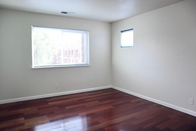 Building Photo - Beautiful 5-Bedroom Home in the Northgate ...