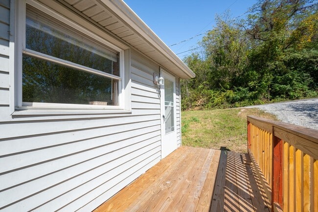 Building Photo - Updated 2 bedroom 1 bath in Fairlawn VA