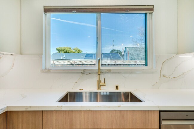 Building Photo - 2051 Randolph Dr