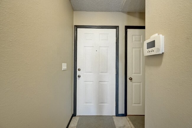 Building Photo - $2,000.00 - 3 bedroom, 2 bathroom, Single ...