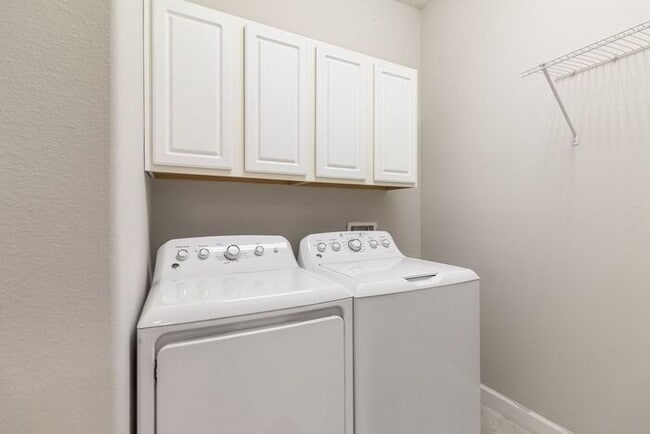 Building Photo - Spacious 4 bed, 3 Bath Terra Bella Home fo...