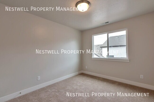 Building Photo - 1562 W State Rd