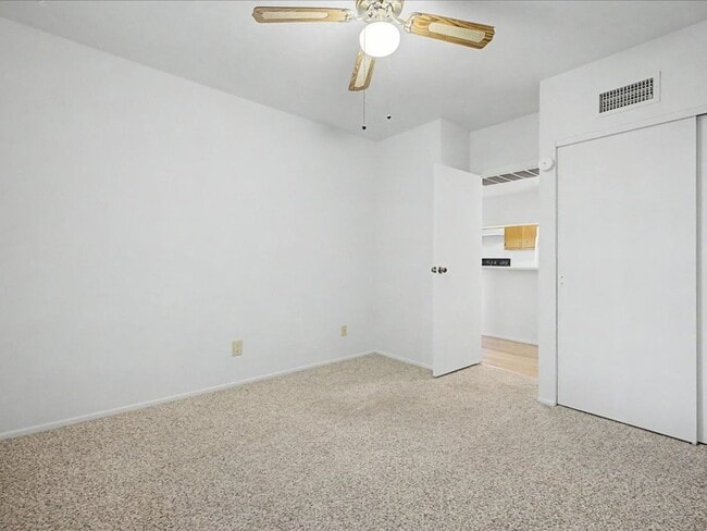 Building Photo - 2 Bedroom 2 Bathroom with Community Pool and Spa!