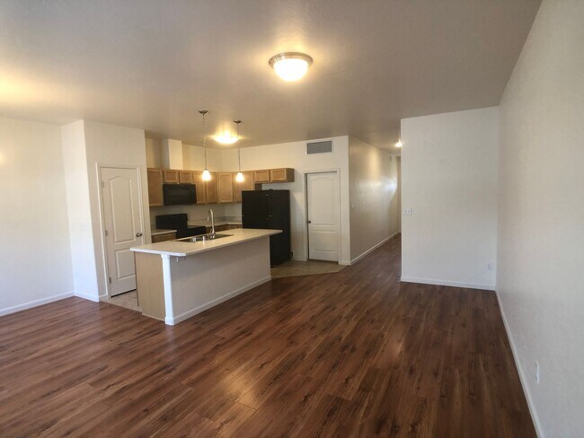 Building Photo - 3 Bedroom 2 1/2 Bath Townhome with Garage