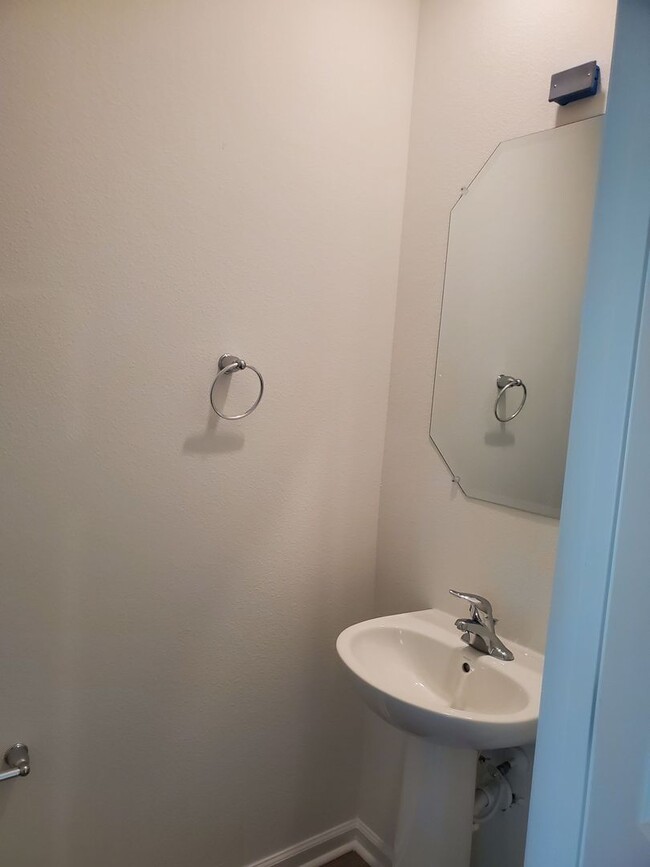 Building Photo - 3 BEDROOM 2.5 BATH TOWNHOME