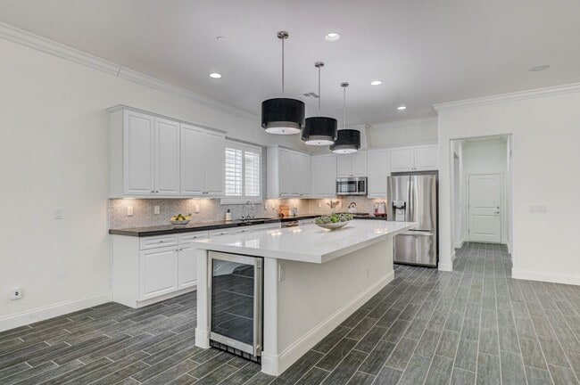 Building Photo - Luxury Single Story 3 Bedroom!