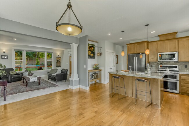 MAIN HOUSE - KITCHEN & DINING AREA - 421 5th Ave