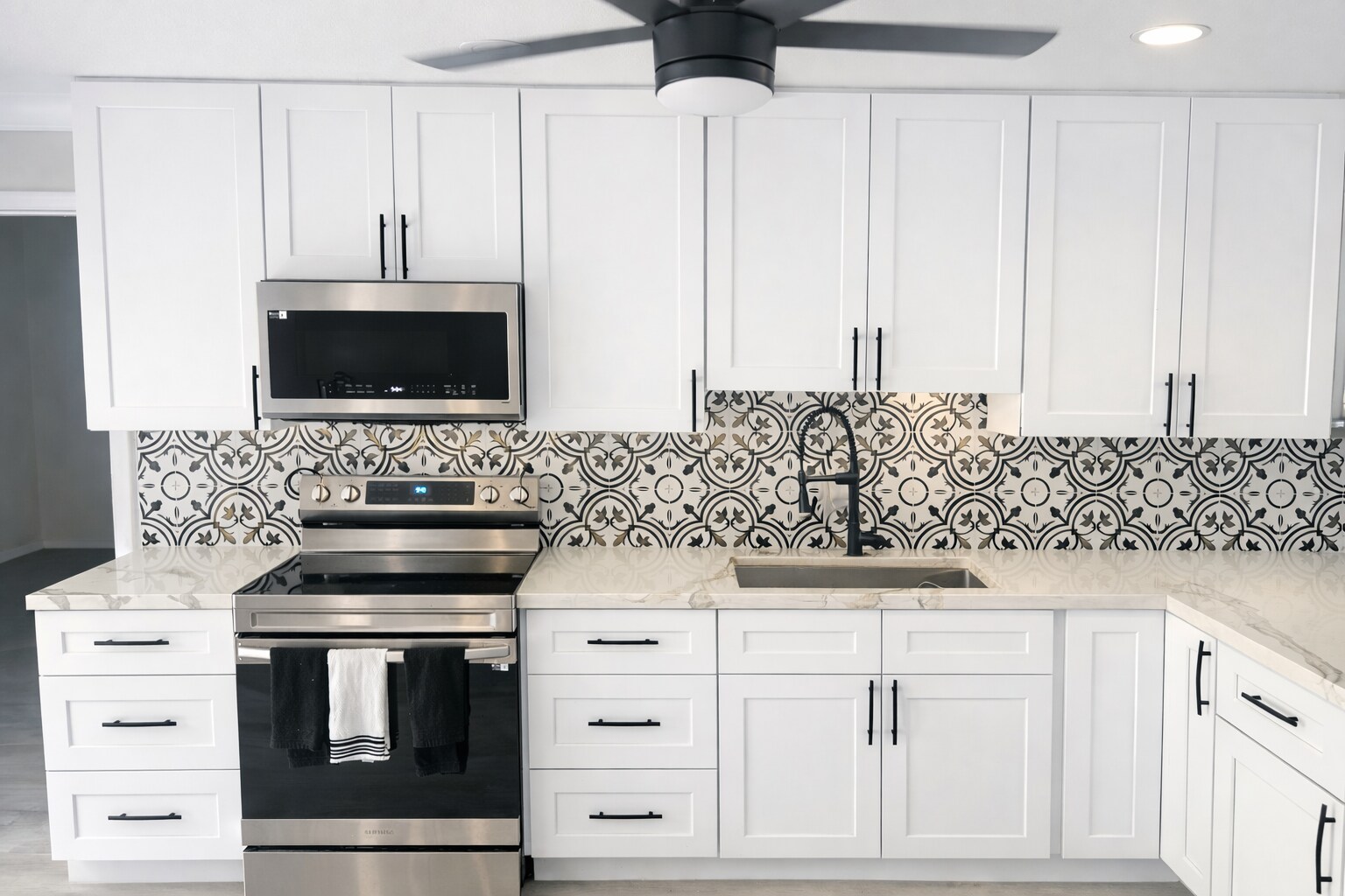 Kitchen - 7344 Palmdale Dr