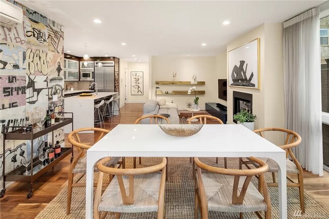 Building Photo - Stunning 2 Bed 3 Bath Home in Queen Anne