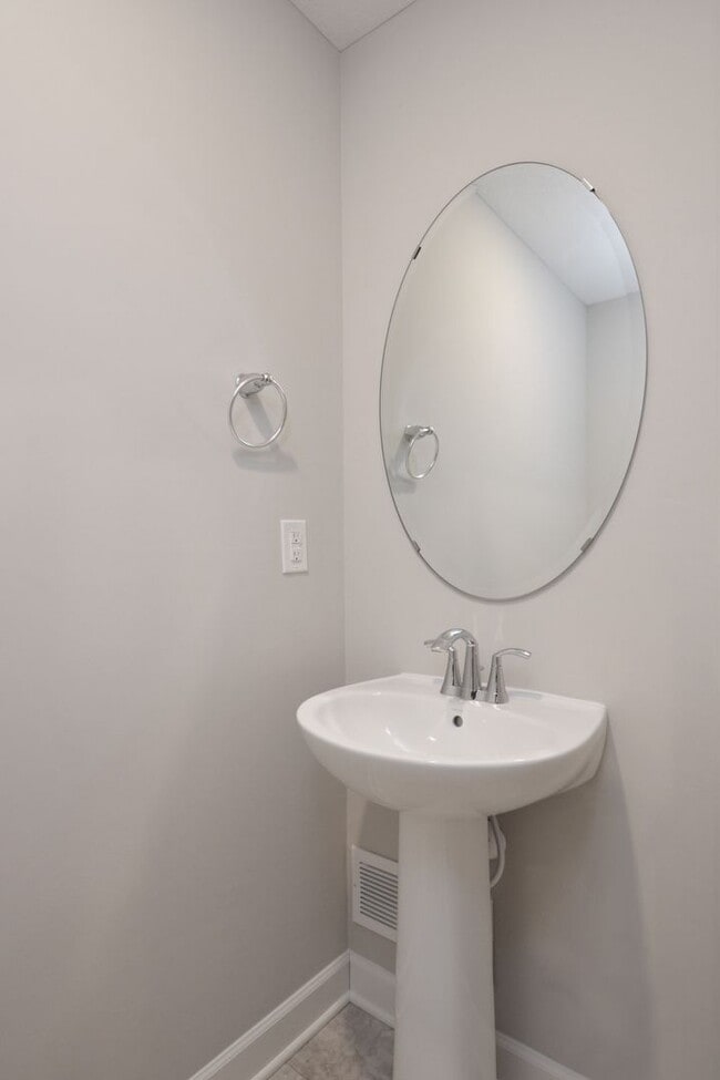 Building Photo - Beautiful 3-Bed 3-Bath Townhome in Blaine!