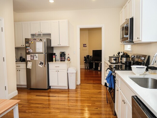 Building Photo - 10 Beals St