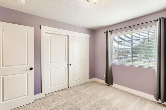 Building Photo - Elegant Orenco Home with Granite Kitchen, Fireplace & Private Greenspace