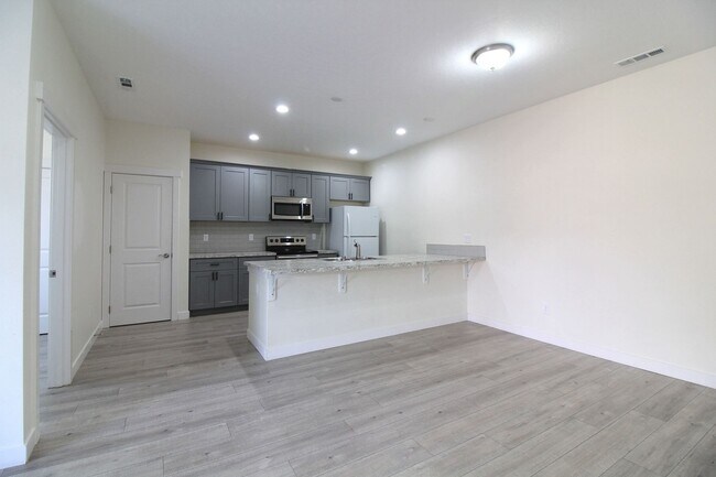 Building Photo - 3 Bedroom, 2.5 Bath + Flex Room Townhome in Kennewick