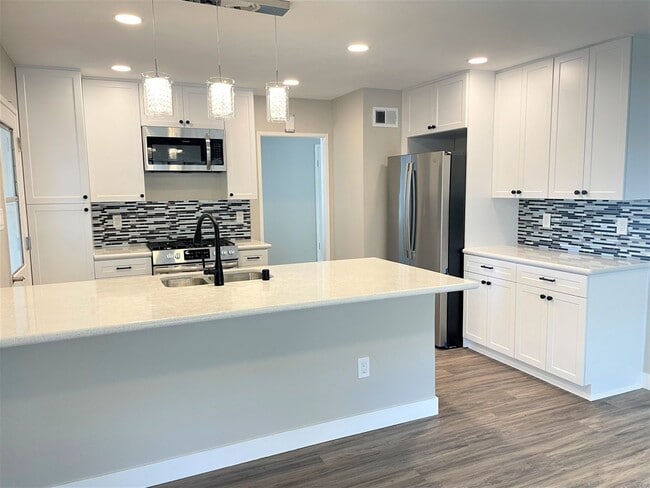 Building Photo - Adorable Riverside Single Story- Just in time for Summer!