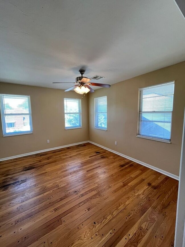 Building Photo - Large 2 Bed 1.5 Bath 1 Covered Carport in the Morris Will Roger Park Addn