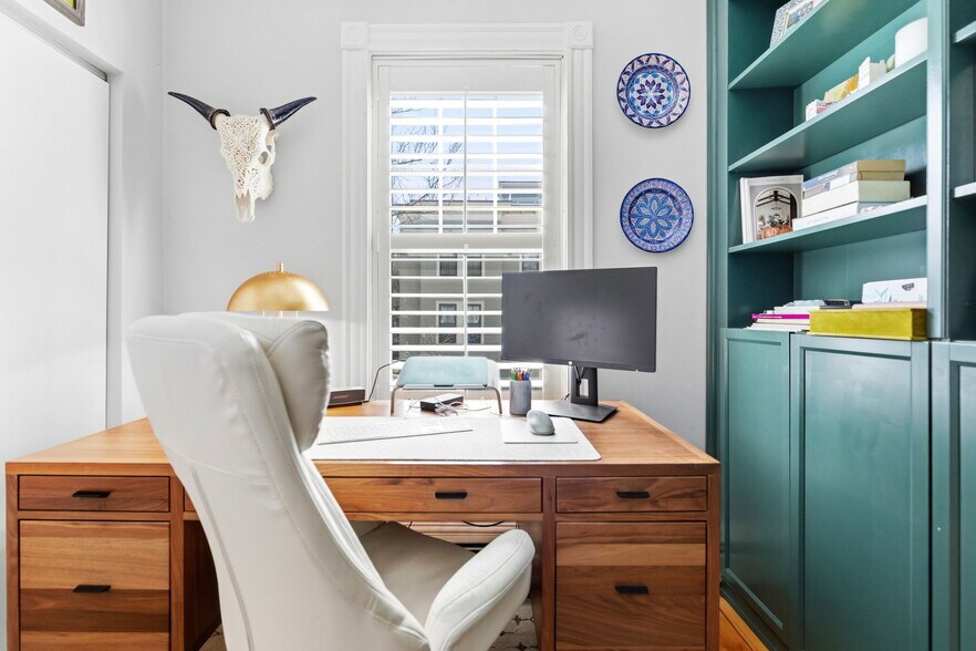 Building Photo - 722 E 2nd St