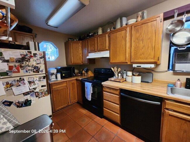 Building Photo - 493 Brassie Ave