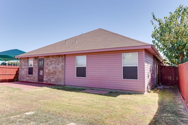 Building Photo - 9016 Garden Springs Dr