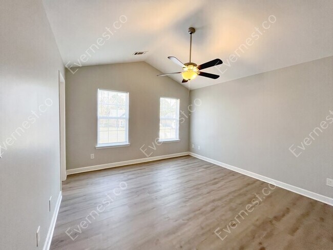 Building Photo - 4 Bed, 3 Bath Single Family Home with Garage Parking / Pet-Friendly / Vouchers Accepted / Availab...