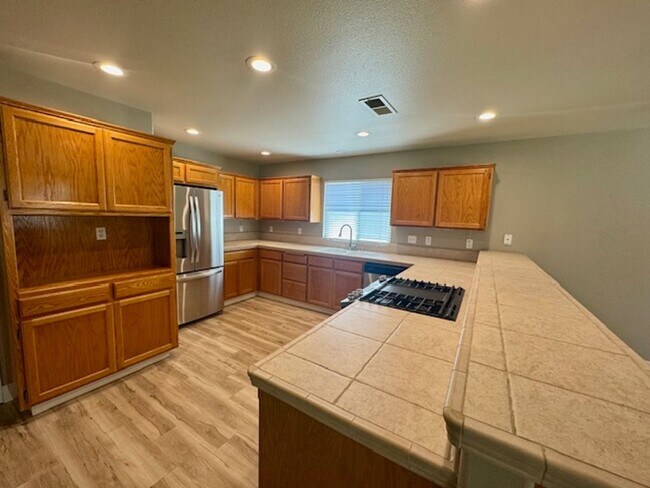 Building Photo - Beautiful 5 bedroom home ready for move in!