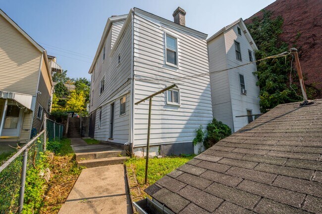 Building Photo - Beautiful 3 bedroom in McKees Rocks availa...