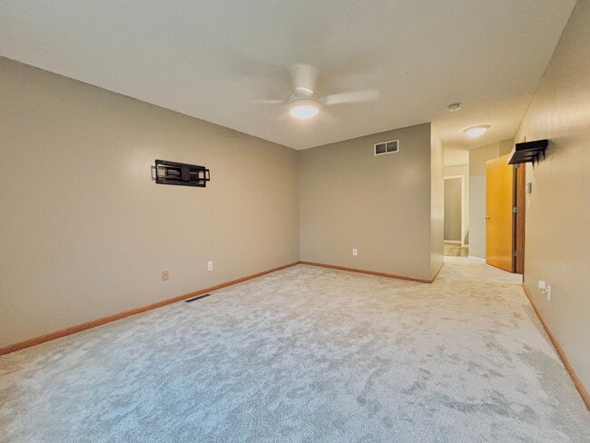 Building Photo - Gorgeous 3 Bedroom 4 Bath End Unit in Eagan