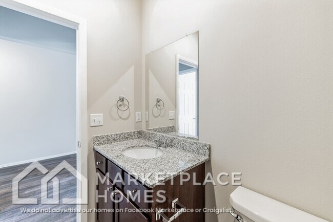 Building Photo - 884 S Brambling Ln