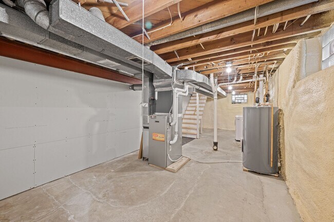 Building Photo - 1711 Rose Pl W