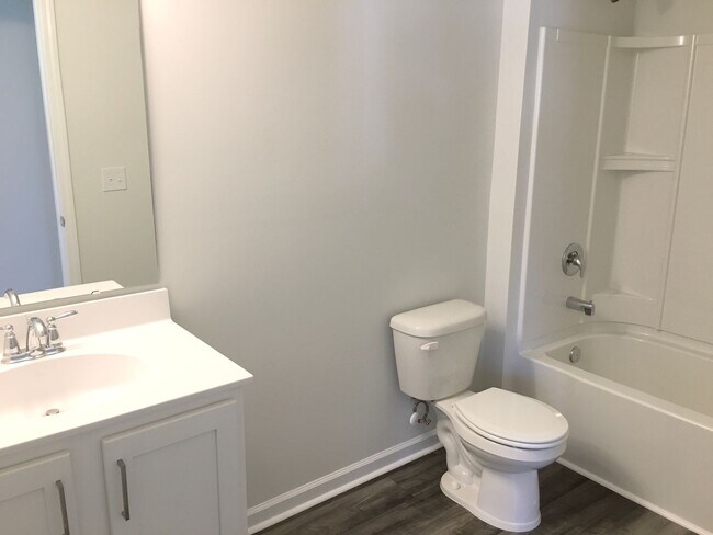 Building Photo - 4 Bedroom 2.5 Bath House in McKewn - Ladson