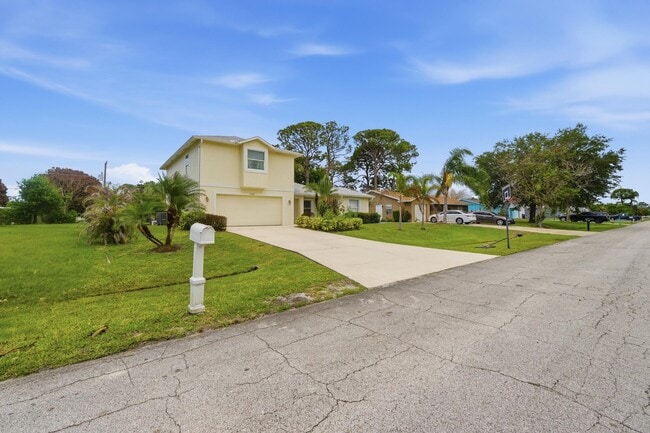 Building Photo - 1707 SE Manth Ln