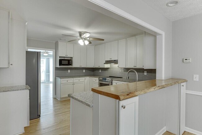Building Photo - 1813 Rambling Woods Dr NW