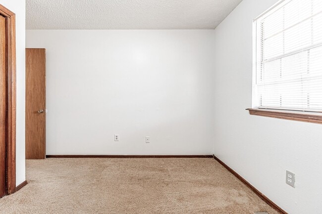 Building Photo - 4 Bed 2 Bath in SW Oklahoma City